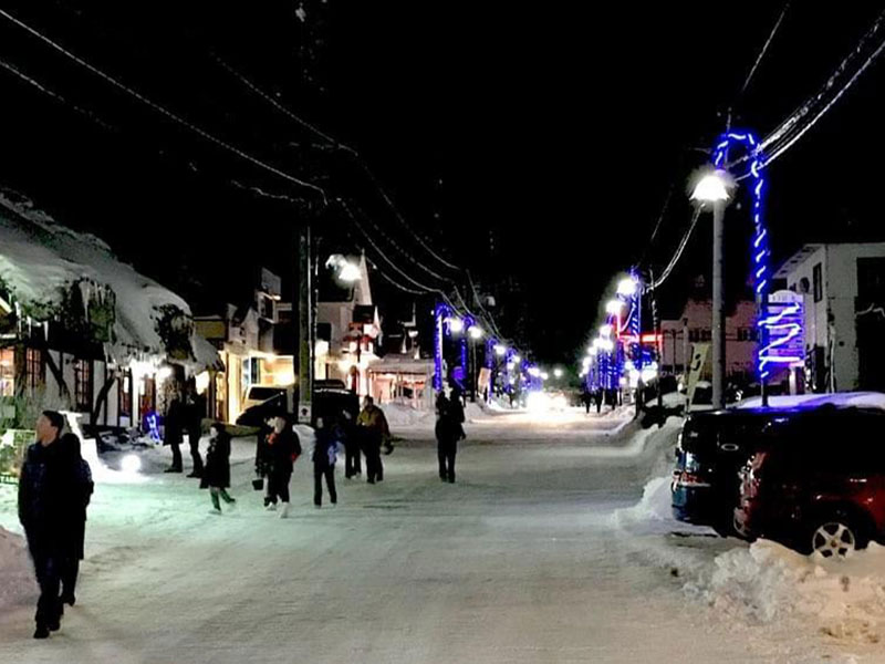 Late-night bar scene in Echoland Hakuba