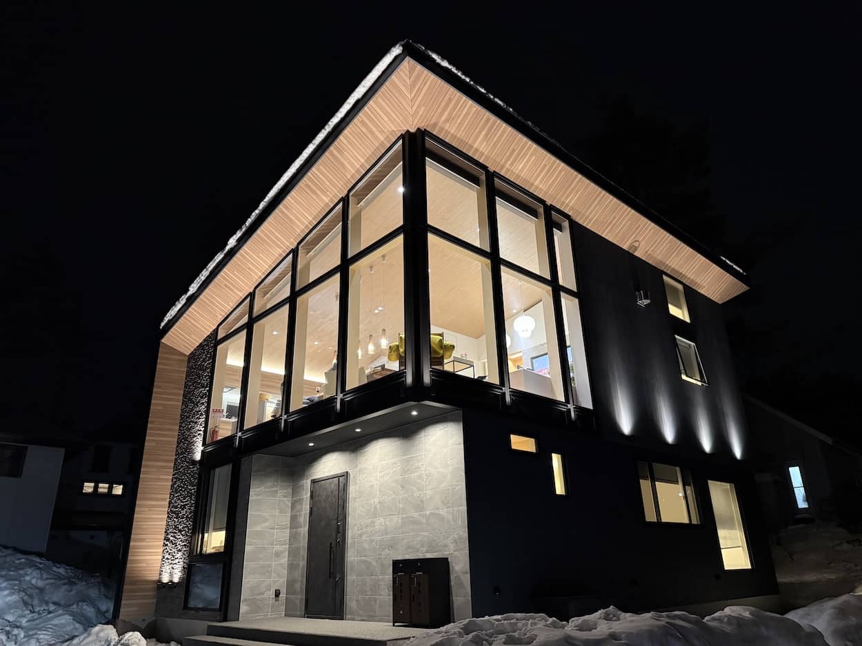 Casa Indigo Luxury Chalet Accommodation - Echoland Onsen Sauna Fireplace Mountain Views