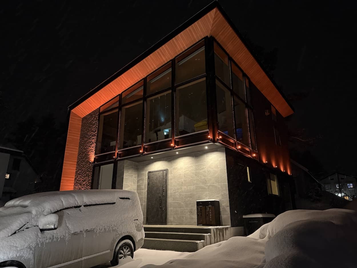 Casa Indigo Luxury Chalet Accommodation - Echoland Onsen Sauna Fireplace Mountain Views